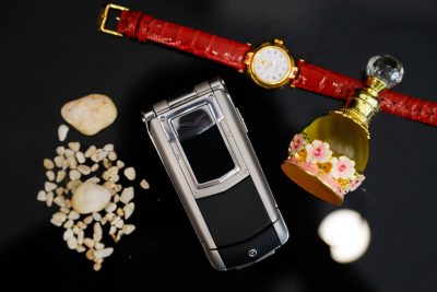 Điện thoại Vertu Constellation Ayxta nắp gập da bê đen