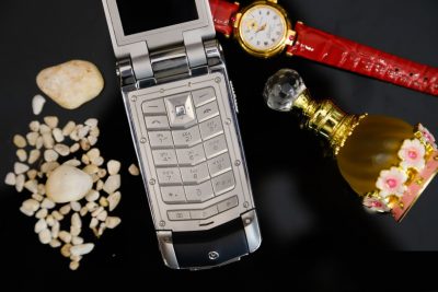 Điện thoại Vertu Constellation Ayxta nắp gập da bê đen